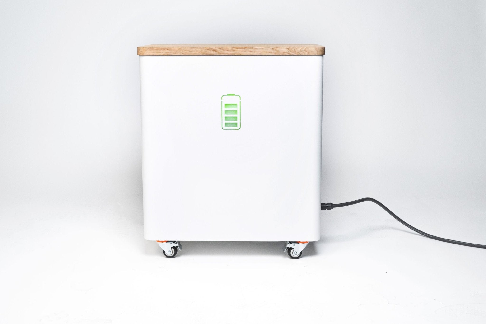 YOULIQ ONE weißer, mobiler Energiespeicher für private Solaranlagen mit Batterieanzeige.