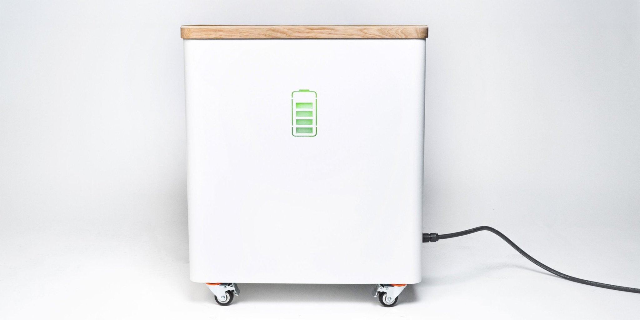 YOULIQ ONE weißer, mobiler Energiespeicher für private Solaranlagen mit Batterieanzeige.