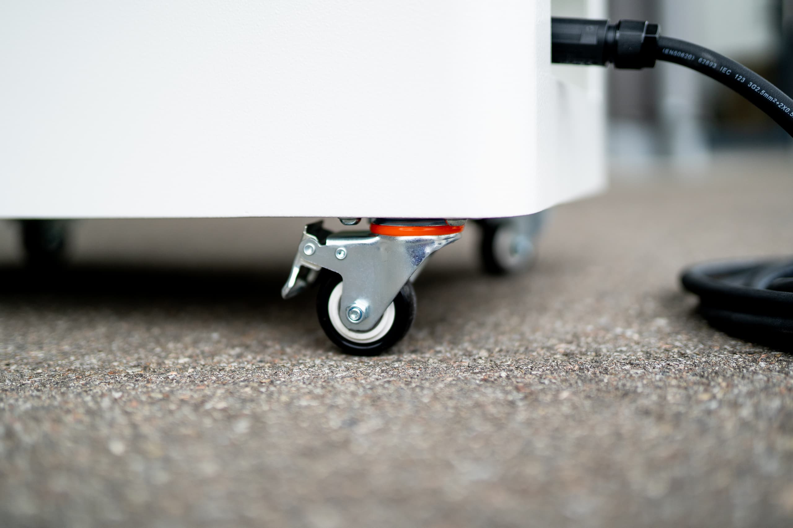 Detailaufnahme der robusten Transportrollen des YOUL ONE: Hochwertige Lenkrollen ermöglichen eine einfache Positionierung und maximale Mobilität des 110 kg schweren Batteriespeichers.