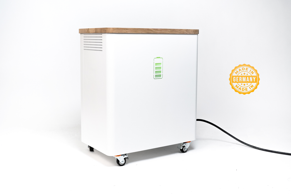 Der YOULIQ ONE Batteriespeicher "Made in Germany": Ein mobiler 10 kWh Plug & Play Stromspeicher mit hochwertigem Holztop, Rollen und leuchtender LED-Batterieanzeige.