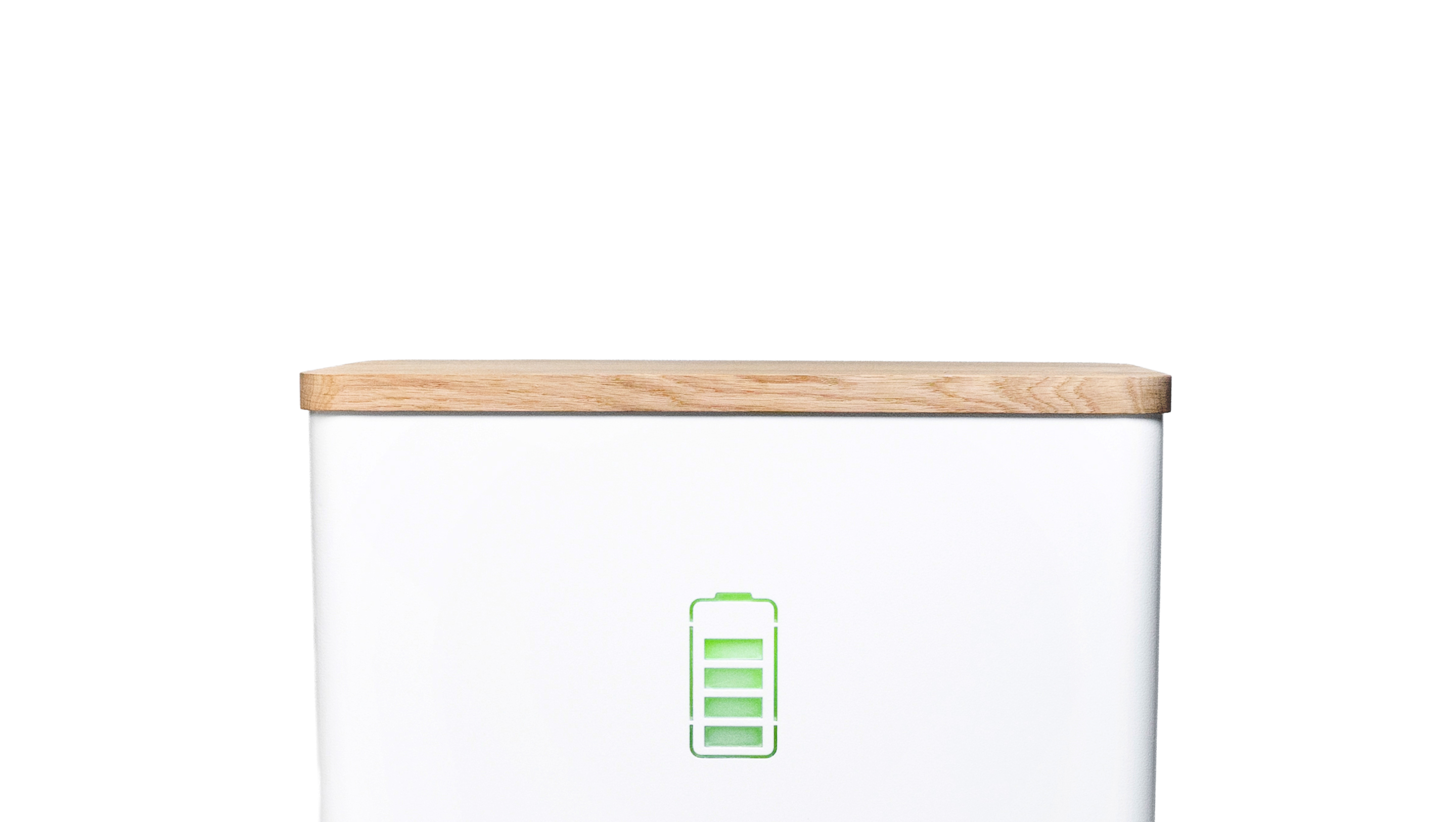 Nahaufnahme des YOUL ONE Batteriespeichers: Ein moderner Stromspeicher mit minimalistischem weißem Gehäuse, hochwertigem Holzdeckel und einem grünen Batterie-Icon als Ladestandsanzeige