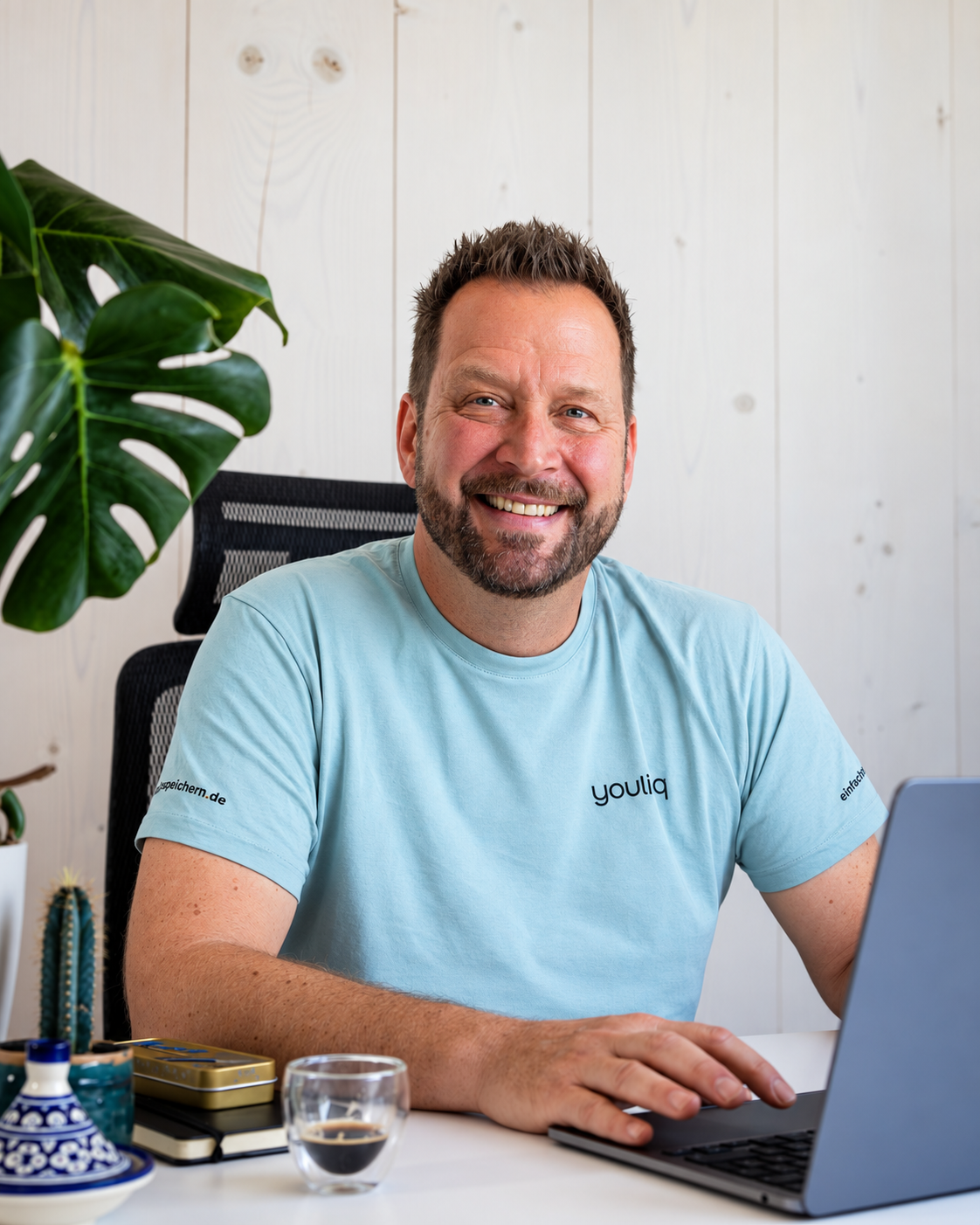 Portrait von Florian Schindlbeck, CCO der Firma YOULIQ. 