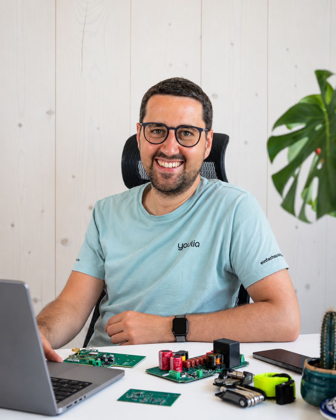 Lächelnder Software Entwickler Tobias Grinschgl von YOULIQ