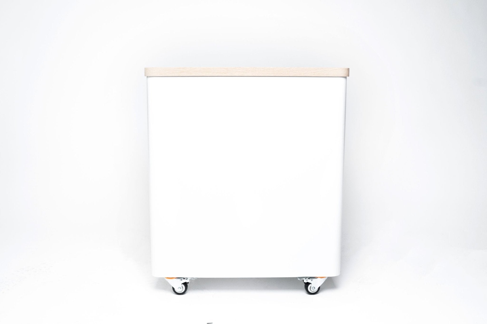 YOULIQ ONE Energiespeicher Rückseite, kompaktes weißes Design mit Holzabdeckung und mobilen Rollen.