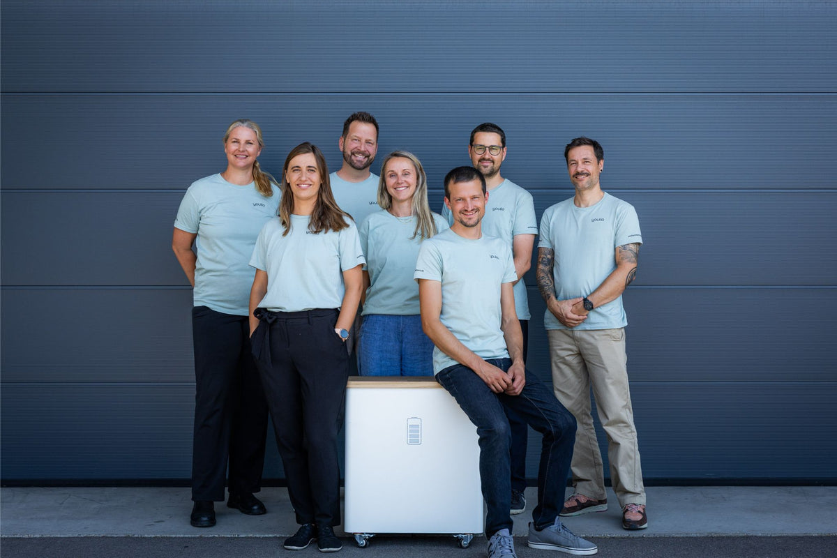 YOULIQ Team mit YOULIQ Batterie und YOULIQ Shirts 