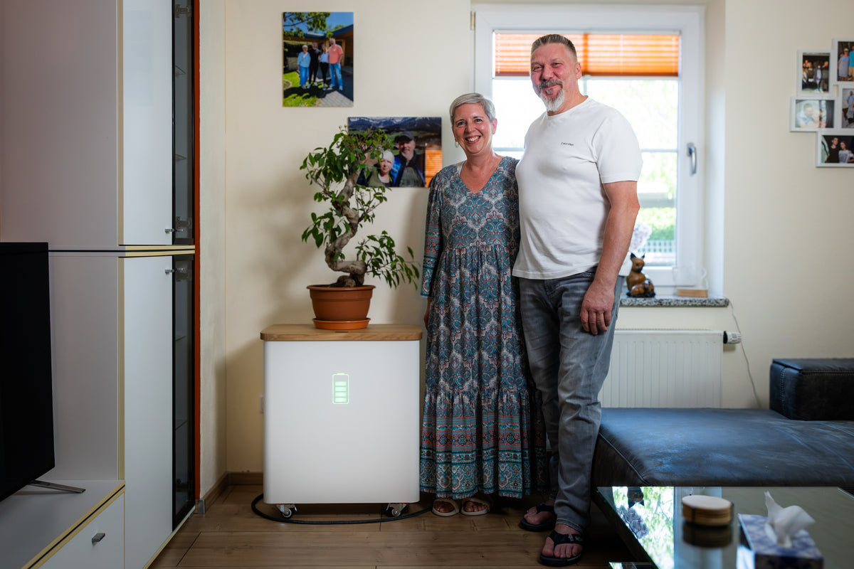 Testimonials Familie Lutze sind mit Ihrem YOULIQ one als Ergänzung zur PV-Anlage und E-Auto sehr zufrieden und loben vor allem die hochwertige Qualität, die einfache Installation und den persönlichen Support. 