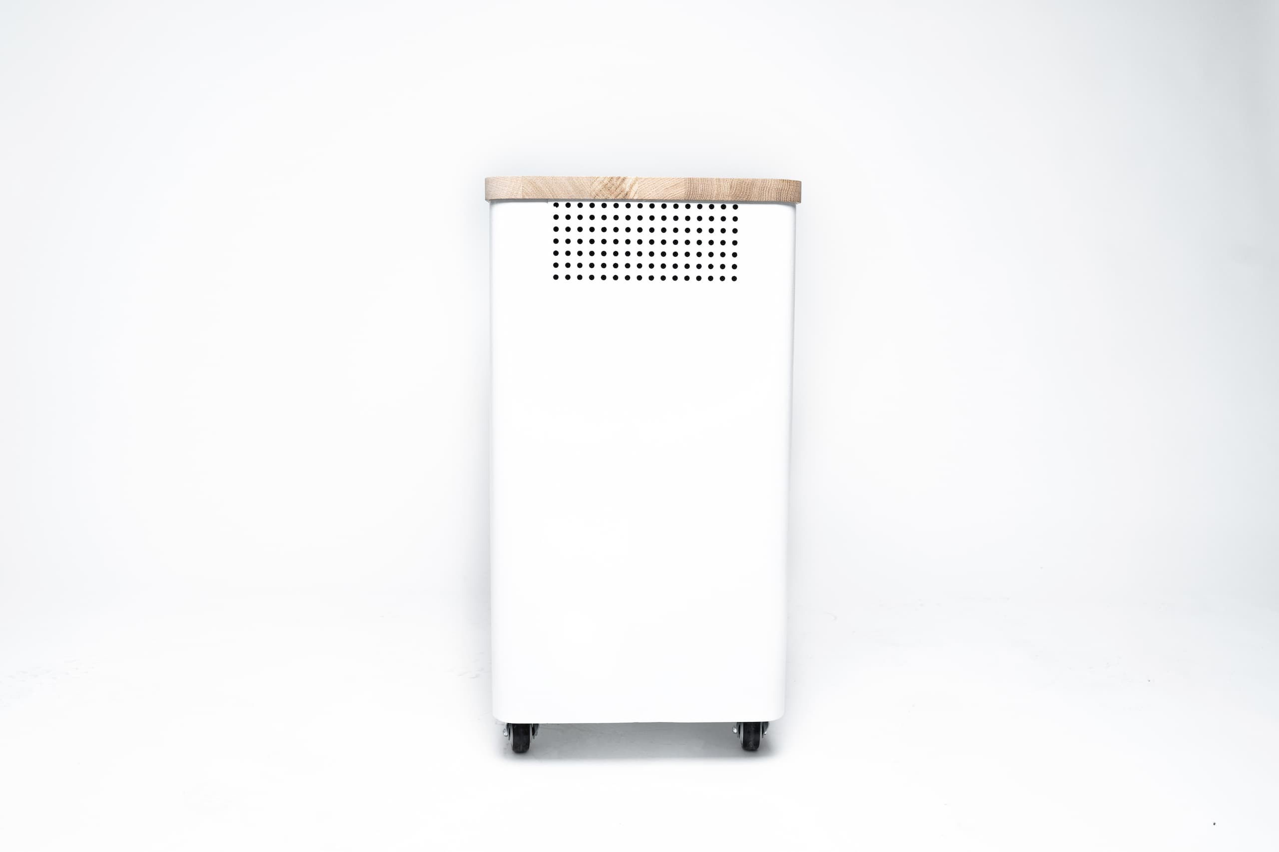 YOULIQ ONE Energiespeicher Frontansicht, weißes Gehäuse mit Holzdeckel und Rollen für Solaranlagen.