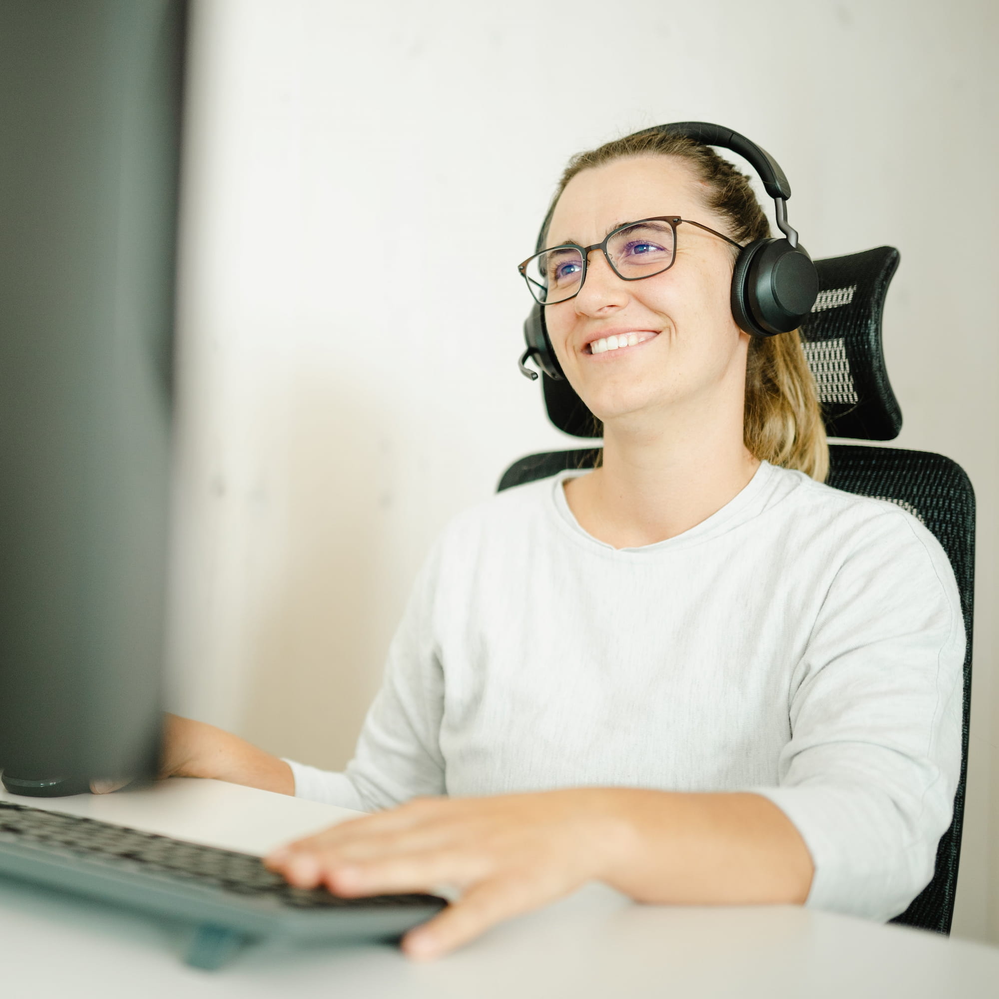 Janina Schober vom YOUL Support-Team berät Kunden persönlich und kompetent mit Headset am Arbeitsplatz für eine reibungslose Inbetriebnahme. 
