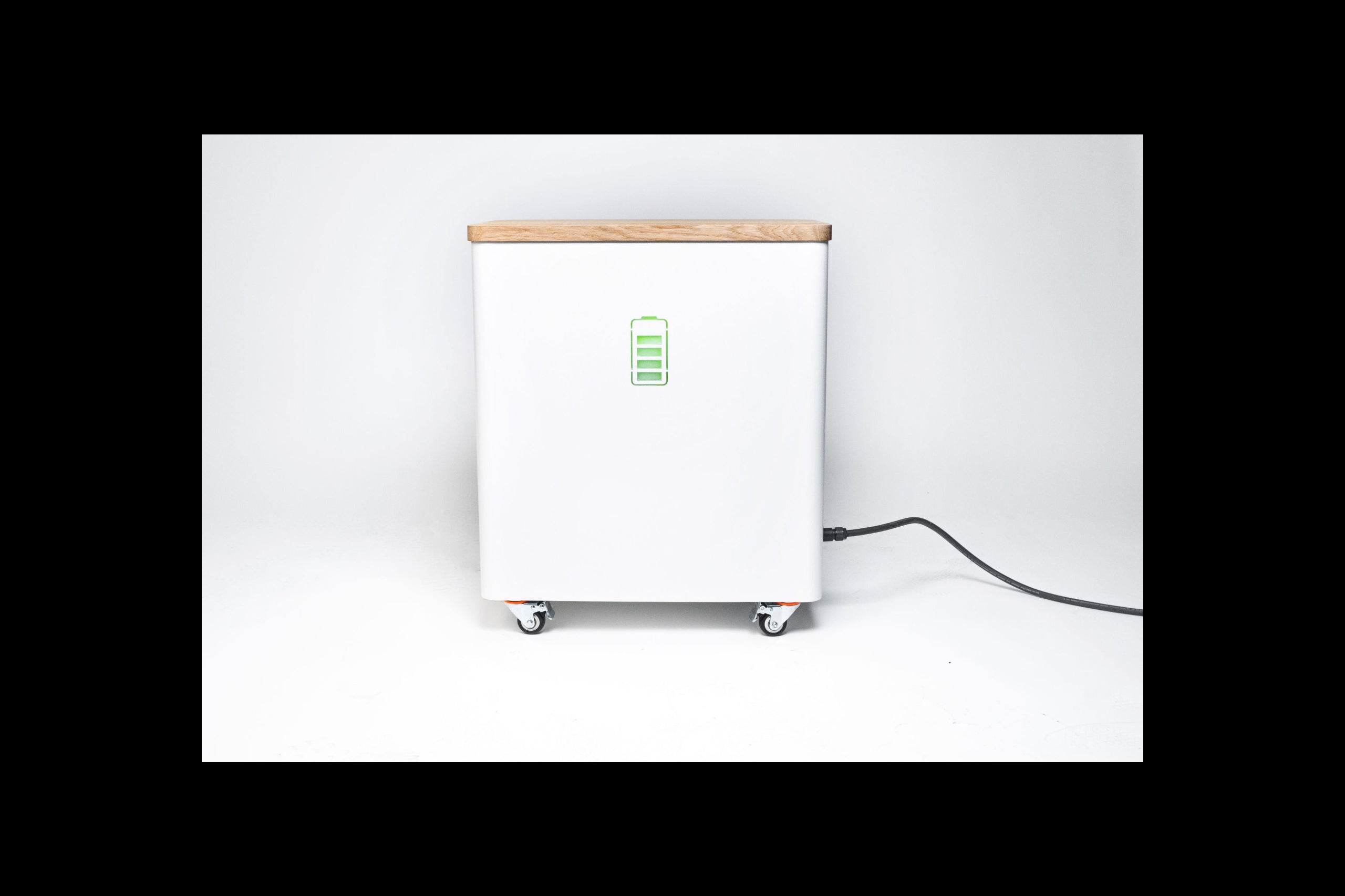 Intelligente YOUL one Batterie für Smart Home, weißes Design mit Holzplatte und Rollen.