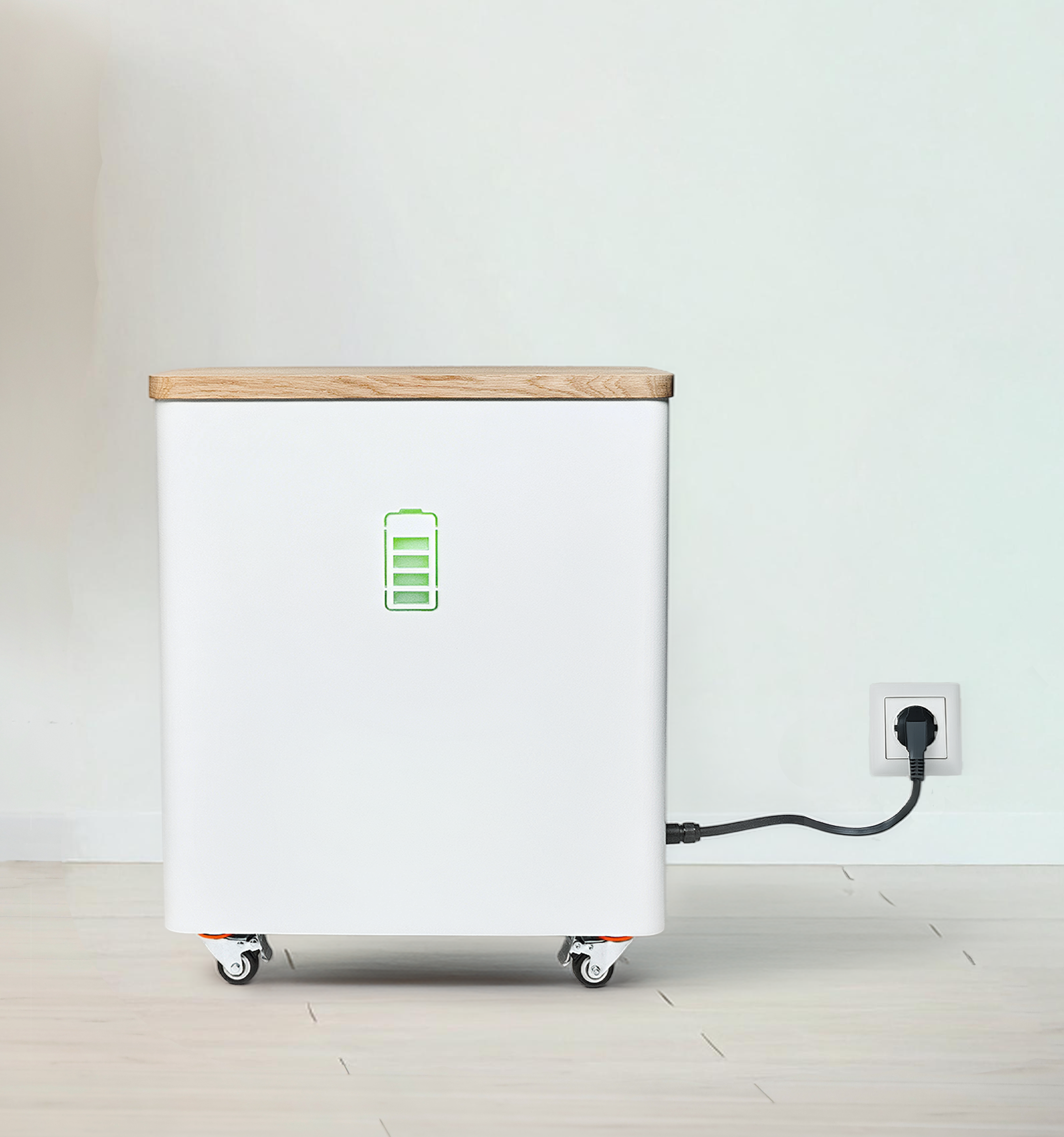 Der YOUL ONE Heimspeicher im Einsatz: Ein mobiler Batteriespeicher mit Holzdeckel, der für eine einfache Plug-and-Play-Installation direkt an eine herkömmliche Steckdose angeschlossen ist.
